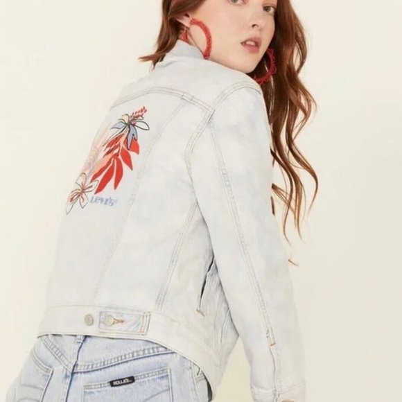 Levi's Ex-boyfriend Trucker Light Wash Denim Jacket - Embroidered Floral Design - Picture 5 of 8